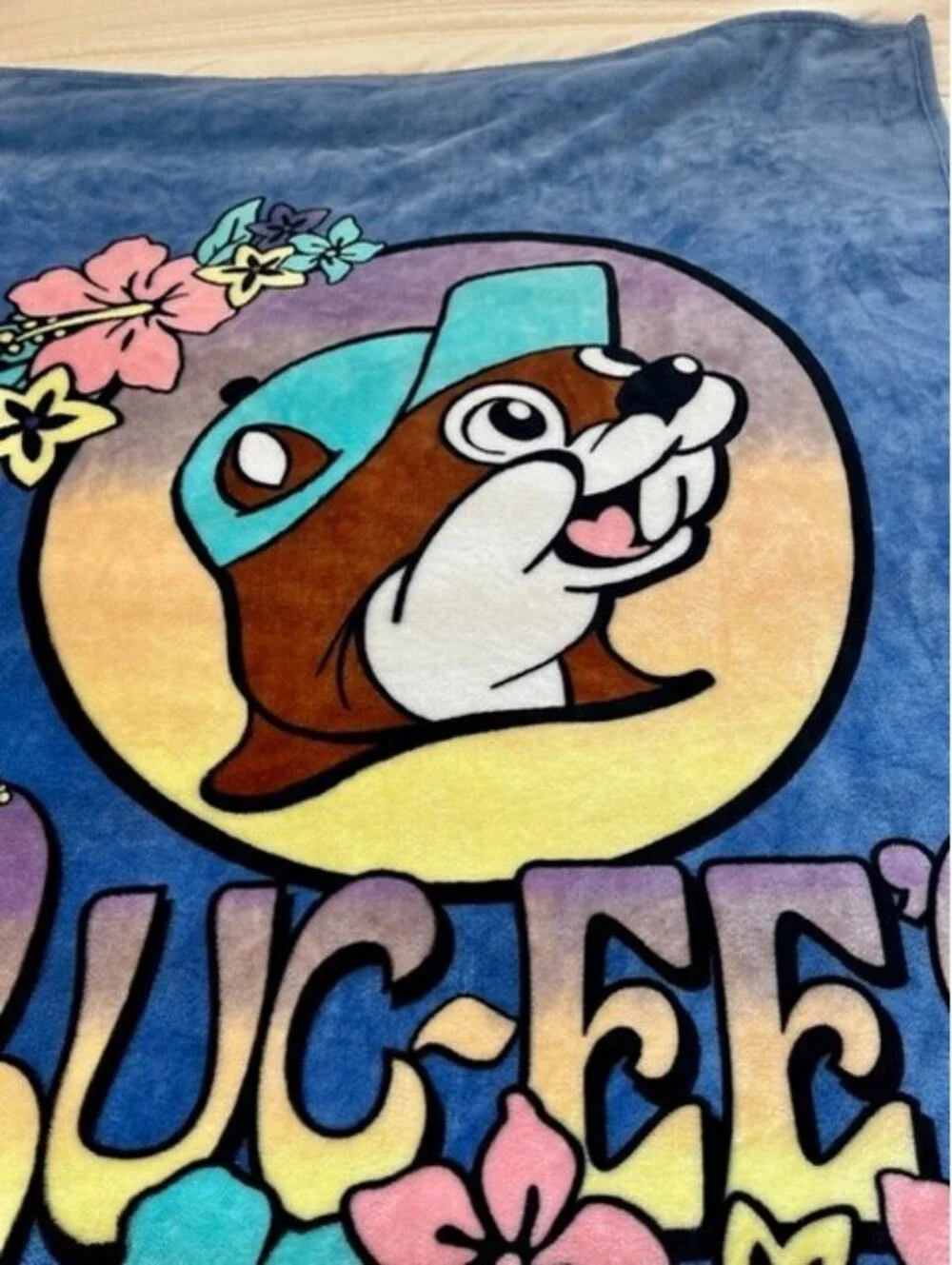 Buc-ee's Tropical Flower Theme Plush Throw Blanket.